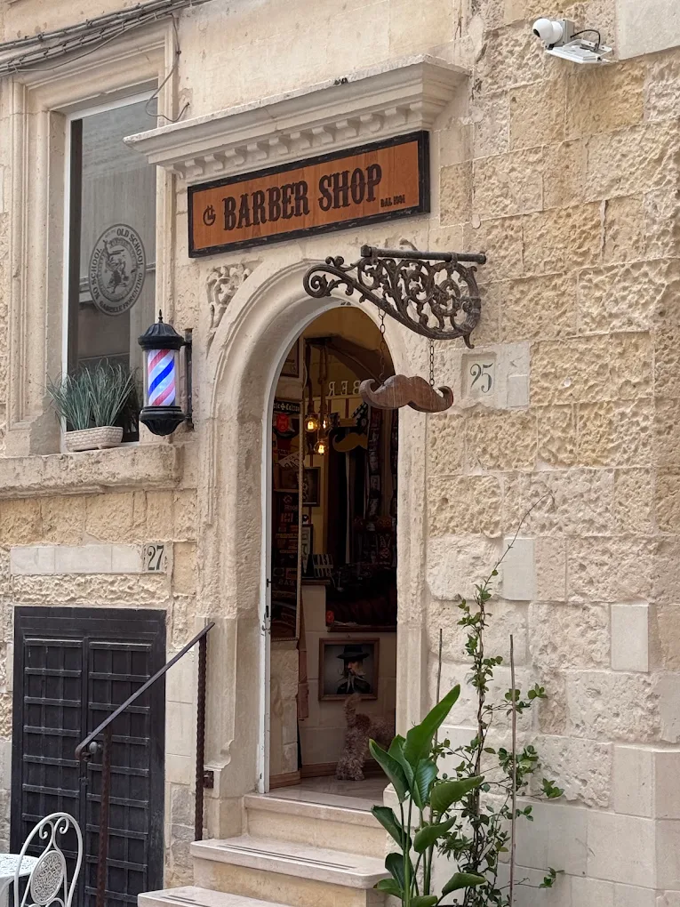 L'ingresso ad arco del Barbershop GF in Via Ludovico Maremonti