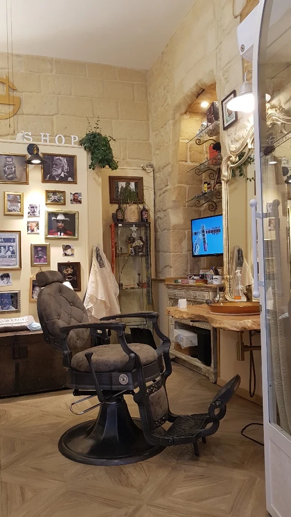 Angolo della bottega con volta in pietra e parete di cornici