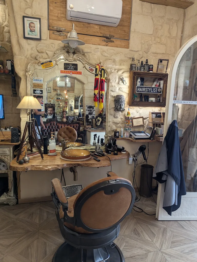 La poltrona da barbiere d'epoca davanti allo specchio dorato